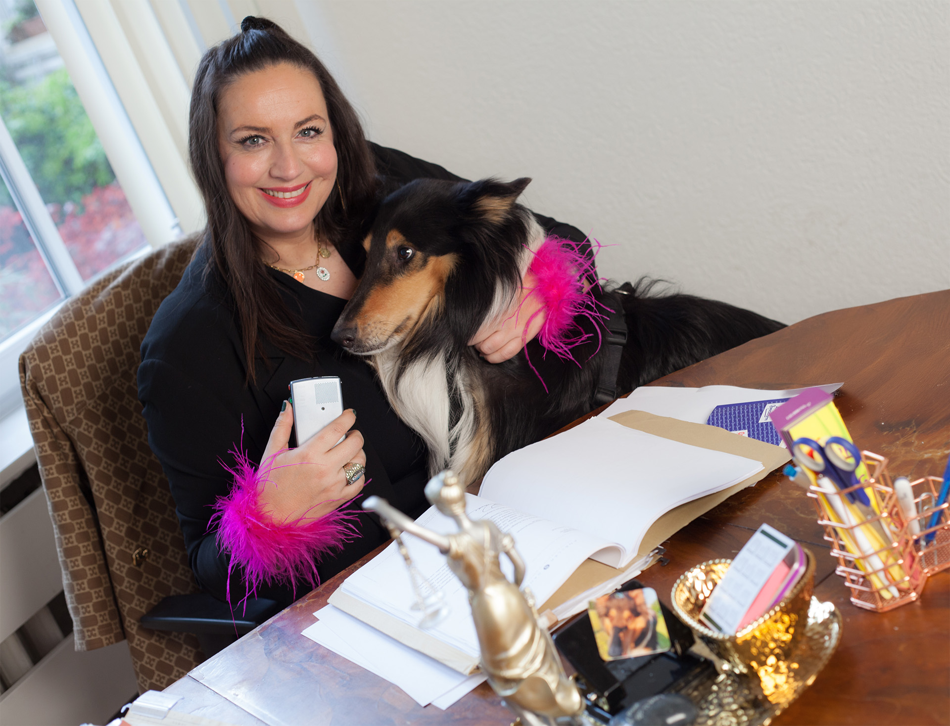 Sandra Günther und Hund arbeiten gemeinsam am Schreibtisch